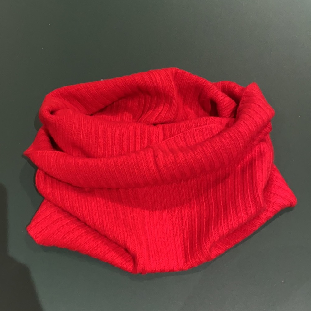 Red scarf - Picture 2 of 3